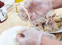 把煮熟的雞撈出，要用涼水裡冰一下， 順著雞肉的紋理，用手撕成絲；

