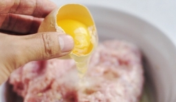 豬肉餡用刀剁成細細的肉糜后，磕入一個雞蛋清；