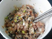 木耳、胡蘿蔔、蔥和生薑切沫，加入肉沫、鹽，料酒和醬油用筷子攪拌均勻；

