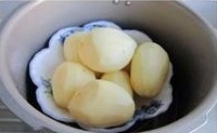土豆去皮洗凈，放入高壓鍋壓中蒸10分鐘左右，取出后晾一晾；
