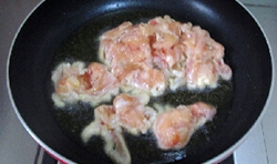 鍋中加入適量的油燒熱，倒入切片的雞肉翻炒至變色；