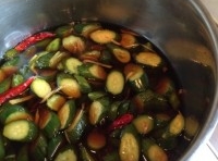 把煮沸的汁再倒回到黃瓜的鍋中再自然冷卻；