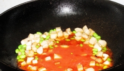加入煮熟的青豆翻炒均勻后，倒入調好的番茄汁燒開；

