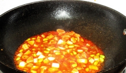 燒開后，直到鍋中湯汁濃縮粘稠， 加入少許雞精翻炒均勻即可。