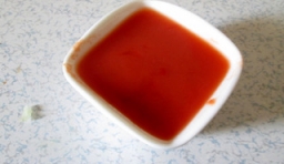 在乾淨的碗中加入番茄醬、糖、白醋、鹽、澱粉和適量的水攪拌成番茄汁；
