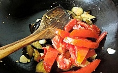 炒香后加入西紅柿翻炒，加點料酒、醬油、糖、鹽和適量清水燒制至入味；