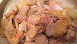 雞倒入鍋內翻炒至雞肉變色后，把米酒一整瓶倒進去燒開；