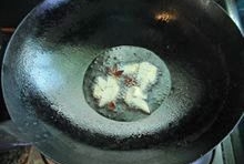 土豆洗凈去皮，切成塊，香蔥擇洗乾淨切段，大蒜去皮切片，油鍋燒熱，放入薑片、蒜片和八角爆香；

