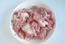 豬肉用清水洗凈，切成片狀；