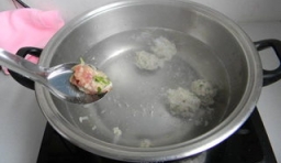 鍋中加入適量的水燒熱后，放入用勺一個個把攪拌好的肉泥做成肉丸；
