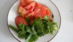西紅柿用清水沖洗乾淨后，切成塊，香蔥和香菜洗凈，切成沫；
