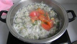 鍋中的肉丸煮上5分鐘后，加入西紅柿塊繼續煮5分鐘左右；
