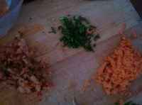 把泡菜、胡蘿蔔、蔥切碎成末；