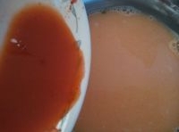 把泡菜水倒進去，使雞蛋液顏色變紅；