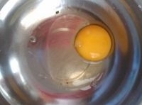 雞蛋打散在碗里，加點鹽拌勻；