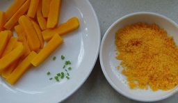 鹹蛋黃碾成粉狀，香蔥切碎；