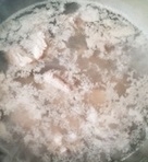 鍋中加入適量的水燒開， 放入薑片、八角和去血水的排骨，燉煮1小時左右；
