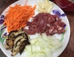 紅蘿蔔、豬肉、嫩姜、香菇切絲、洋蔥切丁，鹹鴨蛋捏碎；