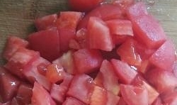 西紅柿在開水裡燙幾分鐘後去掉皮，切成小塊；