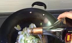 鍋里倒入植物油燒熱，把大蒜放入煸炒出香味；