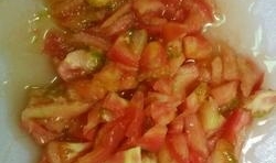 西紅柿放在開水裡煮會過冷去皮，切成小丁；