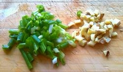 青紅椒洗凈後去除籽，切成塊，香蔥洗凈，切成段，生薑切丁；
