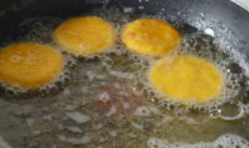 鍋中加入適量的油燒熱，調至成中小火，放入做好的南瓜餅，煎至兩面金黃即可。