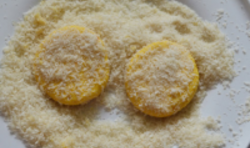 把做好的的南瓜餅，放入麵包糠中，使均勻粘滿麵包糠；