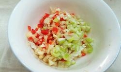 蔥,姜,蒜,紅椒洗凈后都切成末，放入小碗里；