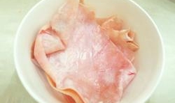 豬皮清理乾淨放入加有水的鍋里，用大火把豬皮都熟；