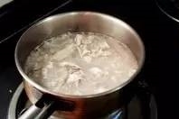 肥牛肉用清水沖洗乾淨，用刀划拉下幾下，去除沫，和洋蔥入在一塊，加入料酒、米酒和適量的糖；