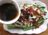 燒好的花椒油趁熱澆在菜上，調好的碗汁澆在菜上即可享用；