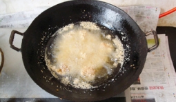 油鍋燒熱，把腌好的排骨炸至表面酥粉定型；