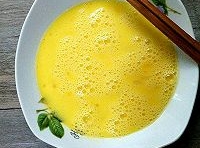 雞蛋打散在碗里，把牛奶和白糖放入攪拌均勻；
