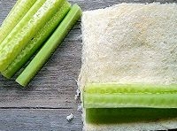 黃瓜洗凈去皮，切成與吐司等寬的段，再切成細條，每片吐司上放3-4條黃瓜；