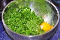 把切好的菜放入容器中，再把雞蛋打進去拌勻，加適量麵粉攪拌均勻；