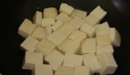 水豆腐沖洗一下切成小塊，切好后煎至兩面金黃后撈出控油；
