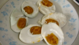 鹹鴨蛋放入開水鍋里煮熟后切開取出蛋黃；