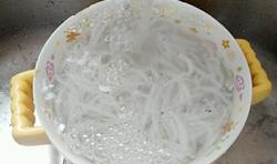 黃瓜洗凈切成薄片，雞蛋打散裝於碗內；