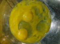 蛋黃跟蛋清分離的狀態，蛋清等待打發，蛋黃攪拌加入牛奶繼續攪拌；
