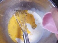 蛋糕糊加到蛋黃牛奶中去攪拌，攪拌成細膩的流糊狀；