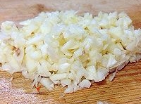小米辣洗凈，切成小段，大蒜和生薑去皮，切成沫；