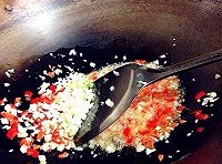 鍋中留有少許的底油，放入生薑沫和蒜末炒香，再加入少許的胡椒粉調味；