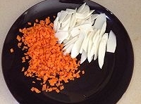 山藥和胡蘿蔔洗凈，去皮后，切斜片，胡蘿蔔切小丁；