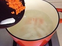 鍋中的大米燒開后，放入山藥和胡蘿蔔丁，再轉小火慢煮15分鐘左右；

