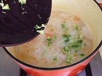 粥熬至濃稠時，大米成米花時，加入西蘭花，煮至3分鐘；