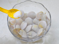 蛤蜊泡入水中，加入一點鹽，使其吐沙；
