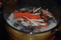 把杏鮑菇再放入鍋里煮20分鐘后，再放入胡蘿蔔、木耳和薑汁煮20分鐘，煮至粥變得粘稠；
