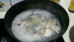 香蔥和香菜切段，排骨用清水沖洗乾淨，放入熱水鍋中煮開，去除泡沫；
