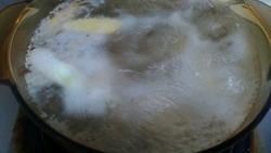香菇用清水沖洗凈，鍋中倒入適量的水，加入鴨腿和香菇，用大火燒開，加入蔥段和薑片；